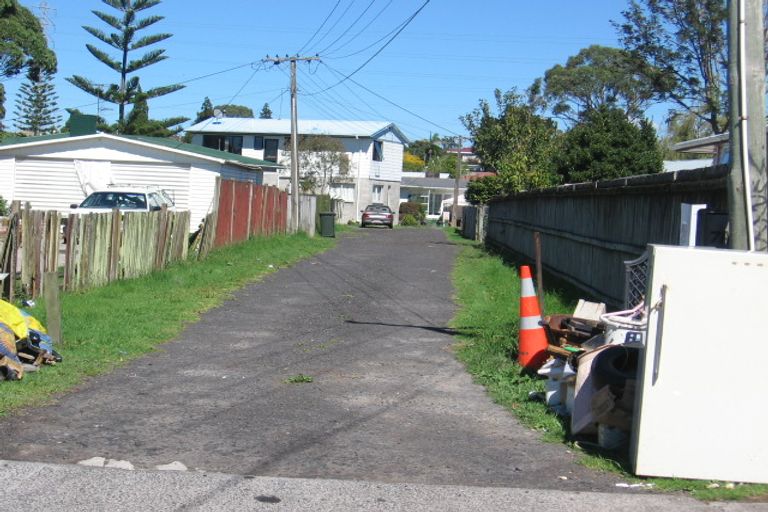 Photo of property in 2/9 Ingleby Place, Kelston, Auckland, 0602