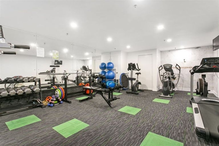 Photo of property in 4a/171 Hurstmere Road, Takapuna, Auckland, 0622