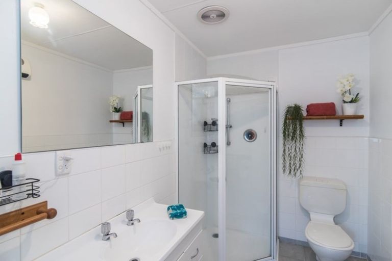 Photo of property in 3 Freyberg Crescent, Waikanae Beach, Waikanae, 5036