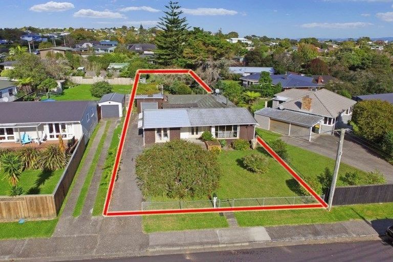 Photo of property in 32 Sunnyhaven Avenue, Beach Haven, Auckland, 0626