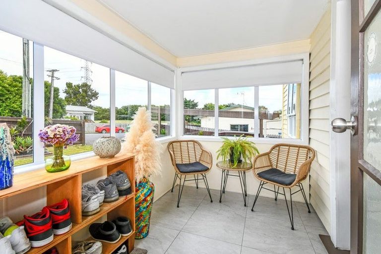 Photo of property in 2c Waiari Road, Conifer Grove, Takanini, 2112