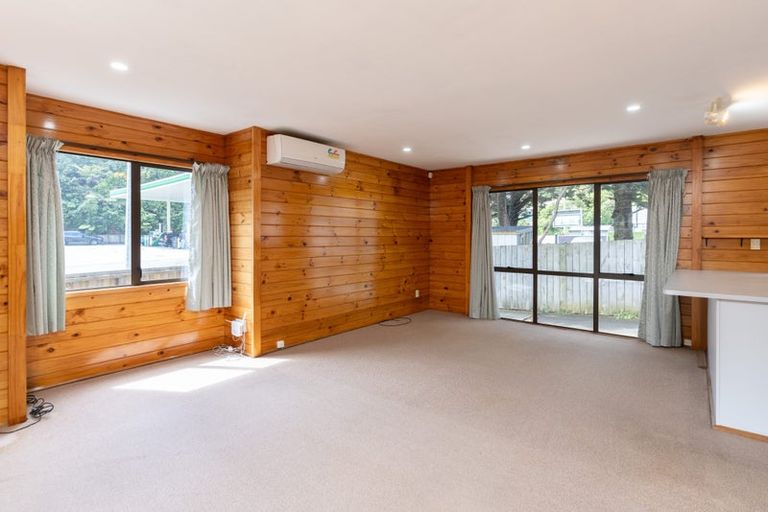 Photo of property in 94a Newlands Road, Newlands, Wellington, 6037