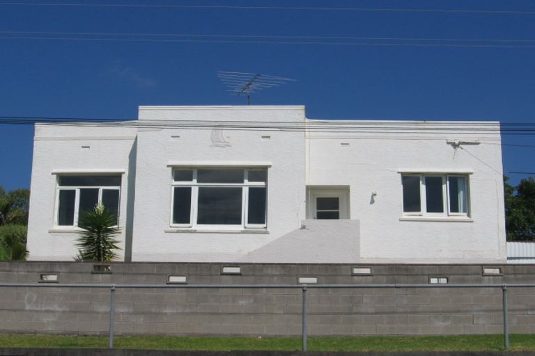 Photo of property in 1/28 Bournemouth Terrace, Murrays Bay, Auckland, 0630