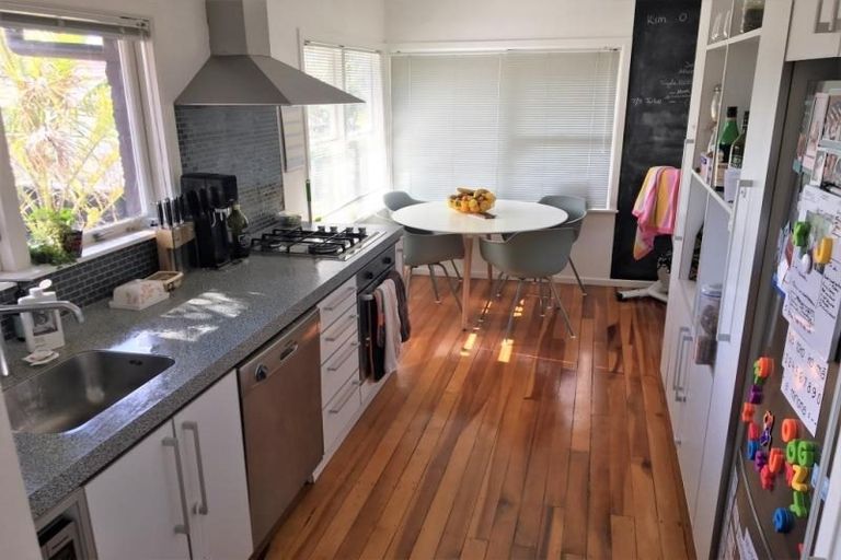 Photo of property in 31 Lyndhurst Road, Te Atatu South, Auckland, 0610