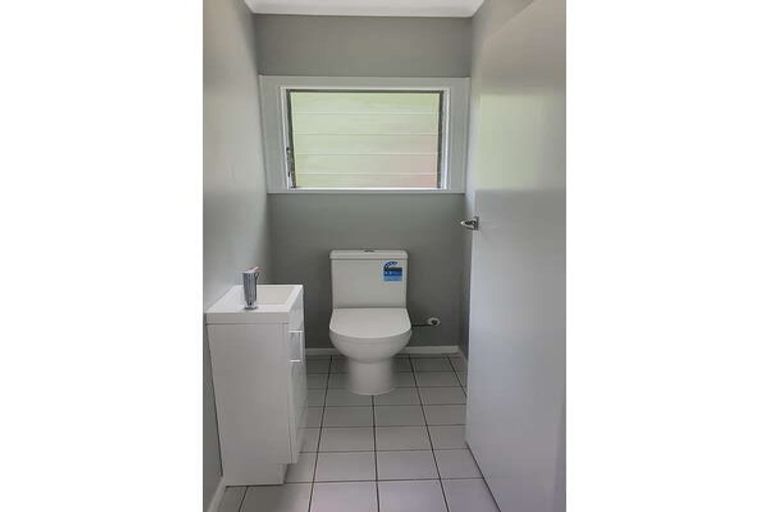 Photo of property in 24 Stokes Avenue, Te Atatu Peninsula, Auckland, 0610