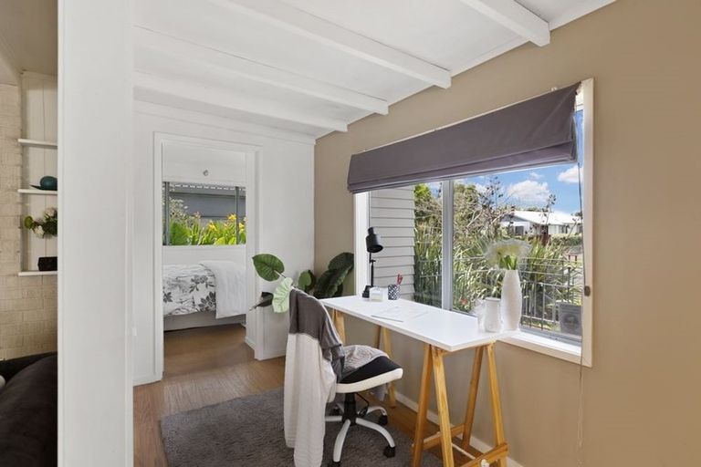 Photo of property in 9 Walton Street, Red Beach, 0932