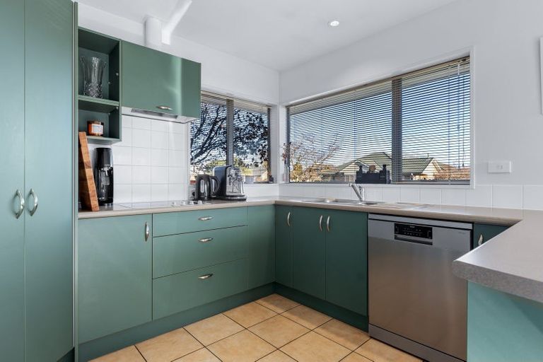 Photo of property in 4 Gwen Place, Redwood, Christchurch, 8051