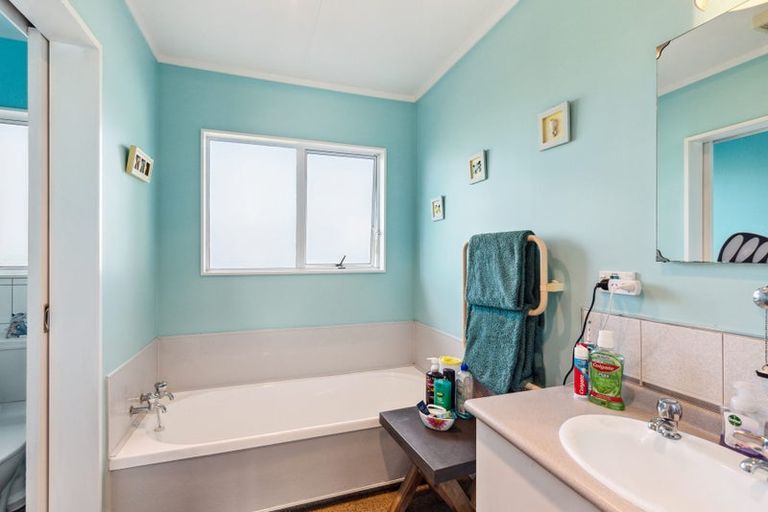 Photo of property in 52 Campbell Avenue, Paraparaumu, 5032