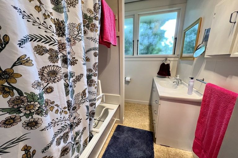 Photo of property in 65 Orawia Road, Tuatapere, 9620