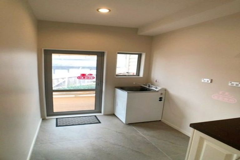 Photo of property in 8 Namsan Close, Fairview Heights, Auckland, 0632