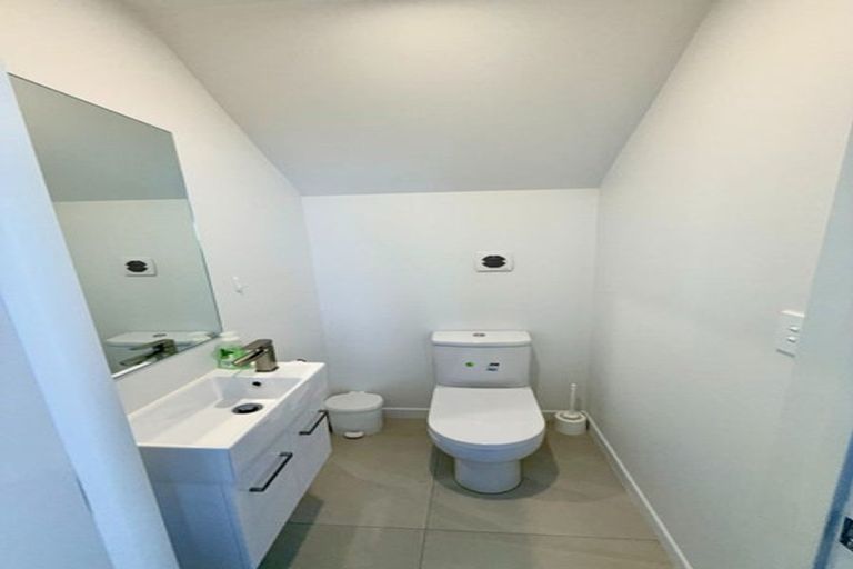 Photo of property in 9 Korowha Place, New Lynn, Auckland, 0600