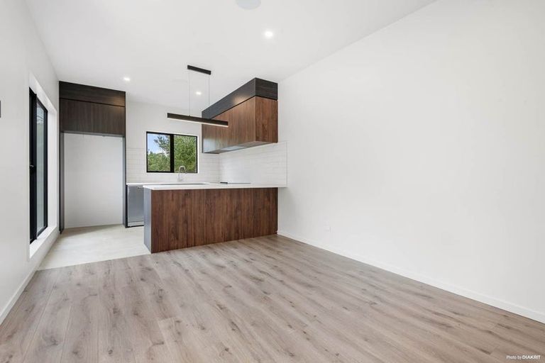 Photo of property in 1/105 Hobsonville Road, West Harbour, Auckland, 0618