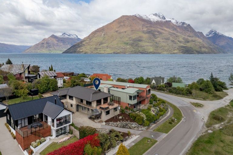 Photo of property in 12 Grove Lane, Kelvin Heights, Queenstown, 9300