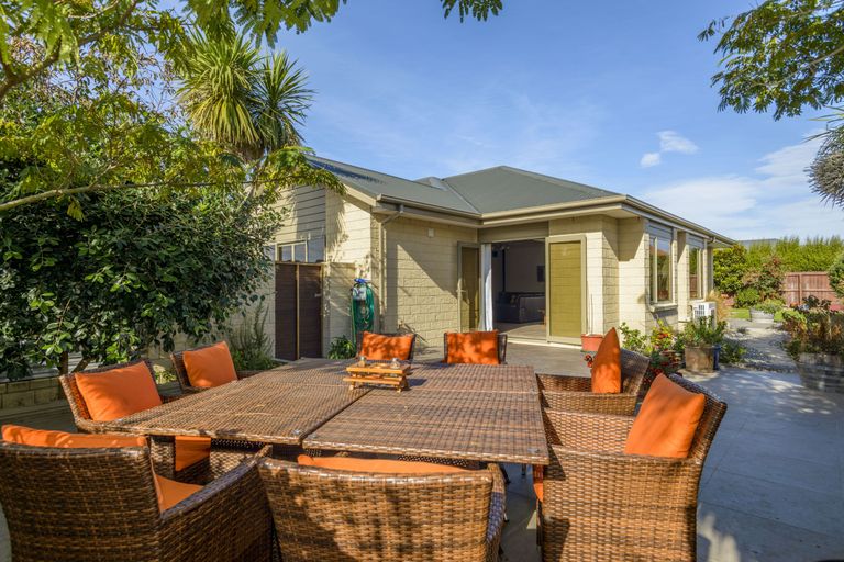 Photo of property in 33 Bottle Lake Drive, Parklands, Christchurch, 8083