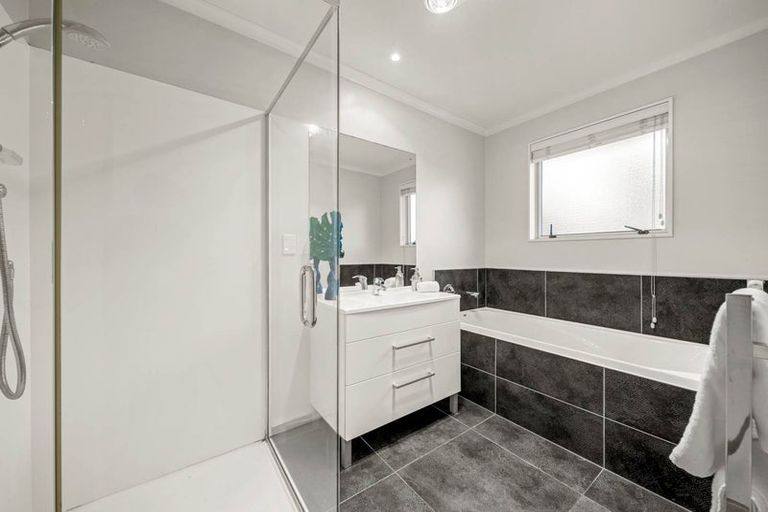 Photo of property in 18 Huntington Park Drive, Greenhithe, Auckland, 0632