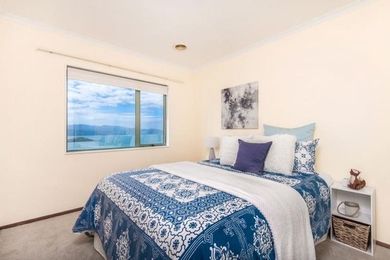 Photo of property in 22 Bennett Grove, Newlands, Wellington, 6037