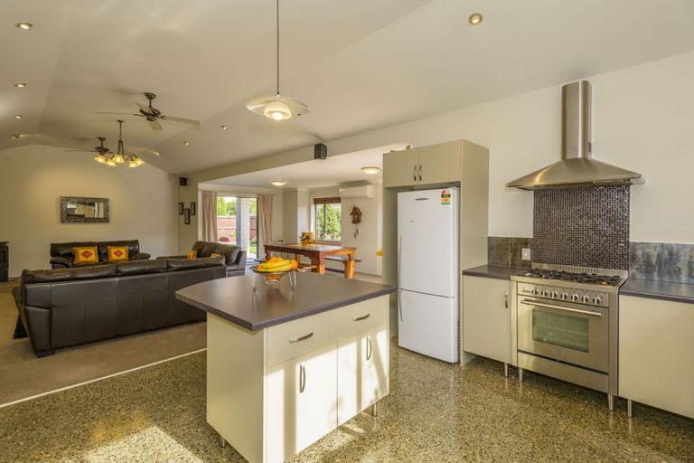 Photo of property in 33 Bottle Lake Drive, Parklands, Christchurch, 8083