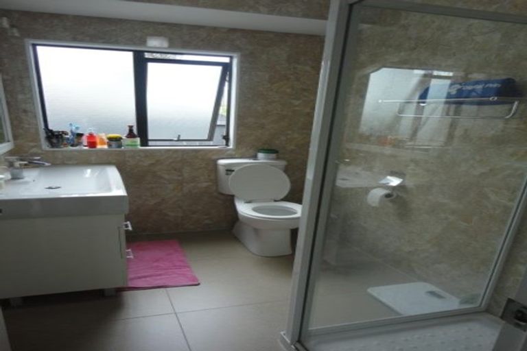 Photo of property in 1/13 Kirklow Place, Goodwood Heights, Auckland, 2105