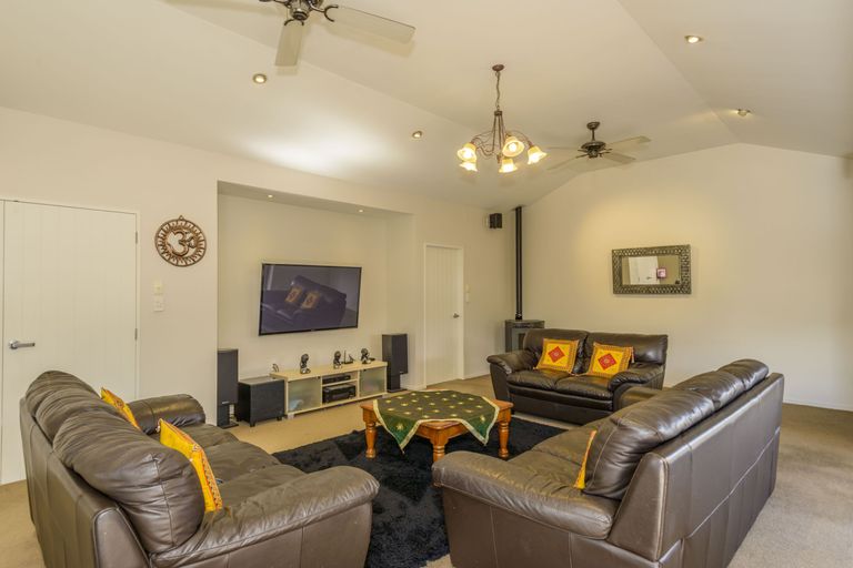 Photo of property in 33 Bottle Lake Drive, Parklands, Christchurch, 8083