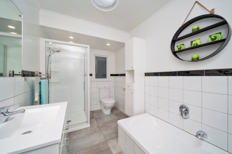 Photo of property in 32 Wallath Road, Westown, New Plymouth, 4310