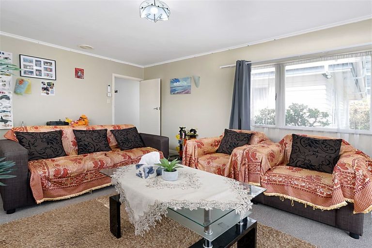 Photo of property in 82 Lincoln Park Avenue, Massey, Auckland, 0614