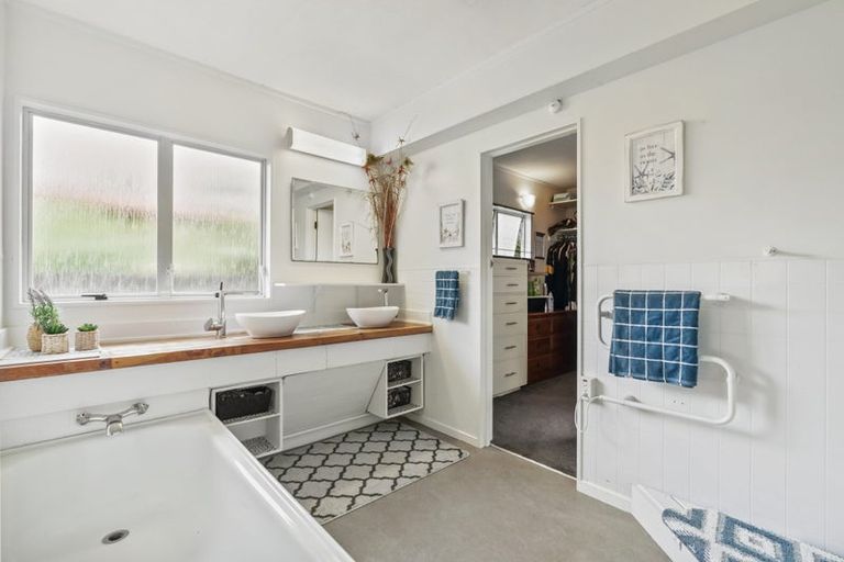 Photo of property in 17 Parkland Crescent, Terrace End, Palmerston North, 4410