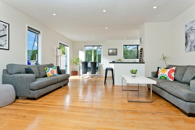 Photo of property in 4 Trinidad Road, Sunnynook, Auckland, 0620