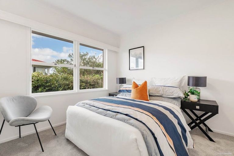 Photo of property in 1/33 Knightsbridge Drive, Forrest Hill, Auckland, 0620