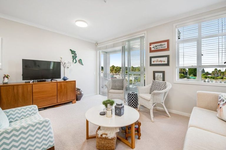 Photo of property in 10 Rewa Rewa Lane, Orewa, 0931