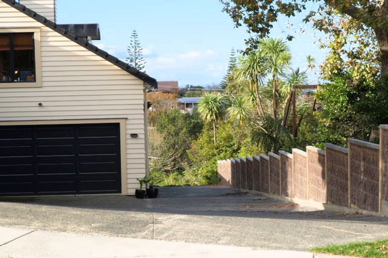 Photo of property in 28 Montgomery Crescent, Cockle Bay, Auckland, 2014