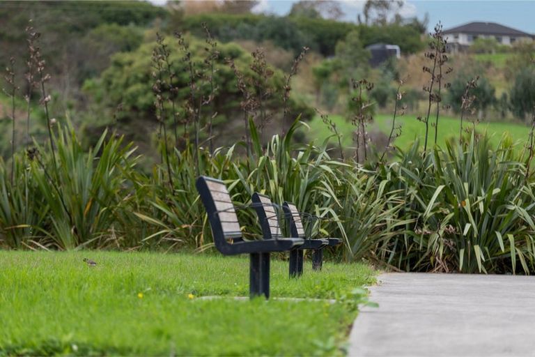 Photo of property in 4 Tuputupu Drive, Kumeu, 0810