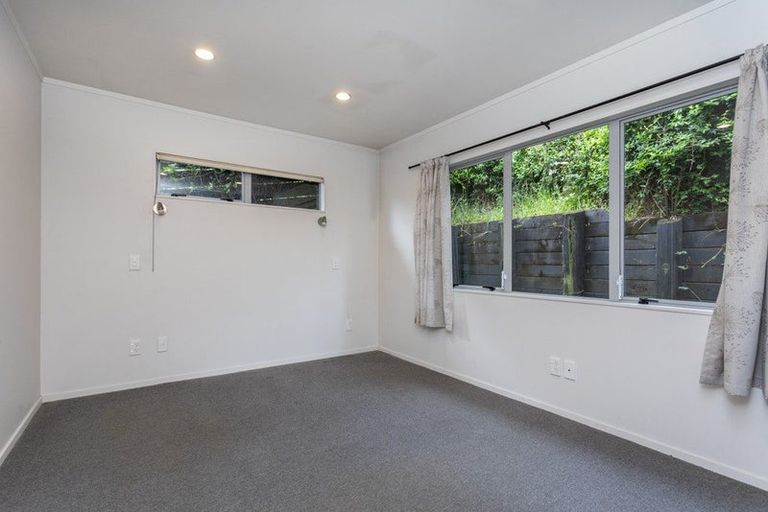 Photo of property in 18 Totaravale Drive, Totara Vale, Auckland, 0629