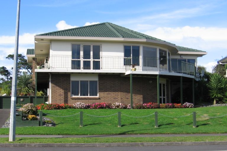 Photo of property in 105 Eugenia Rise, Goodwood Heights, Auckland, 2105