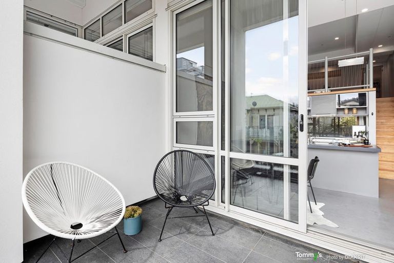 Photo of property in Stadium Garden Flats, 104/107 Thorndon Quay, Pipitea, Wellington, 6011