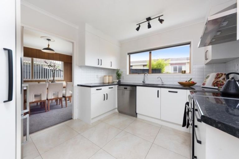 Photo of property in 34 Meadway, Sunnyhills, Auckland, 2010