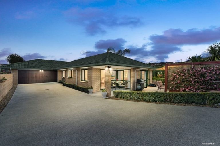 Photo of property in 15 Ina Ville Drive, Pukekohe, 2120