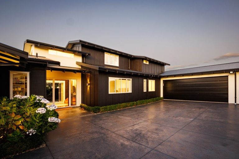 Photo of property in 5 Fairway Grove, Hokowhitu, Palmerston North, 4410