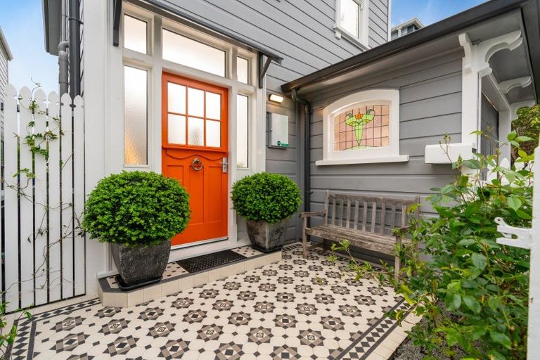 Photo of property in 35 Queen Street, Mount Victoria, Wellington, 6011