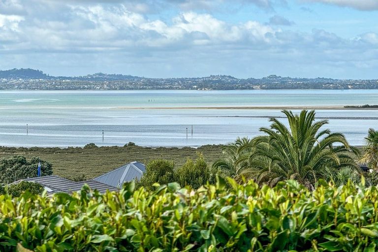 Photo of property in 2 Oakpark Place, West Harbour, Auckland, 0618