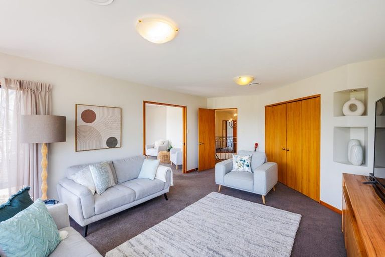Photo of property in 33 Ruapehu Drive, Fitzherbert, Palmerston North, 4410