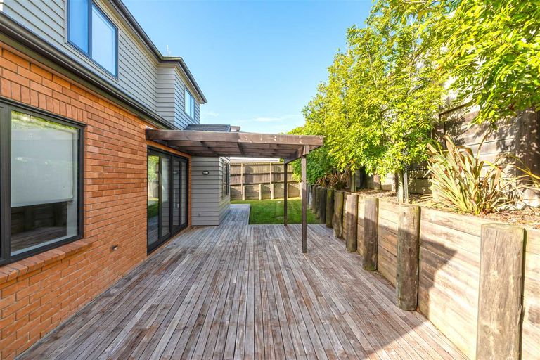 Photo of property in 23 Midhurst Avenue, Henderson, Auckland, 0612