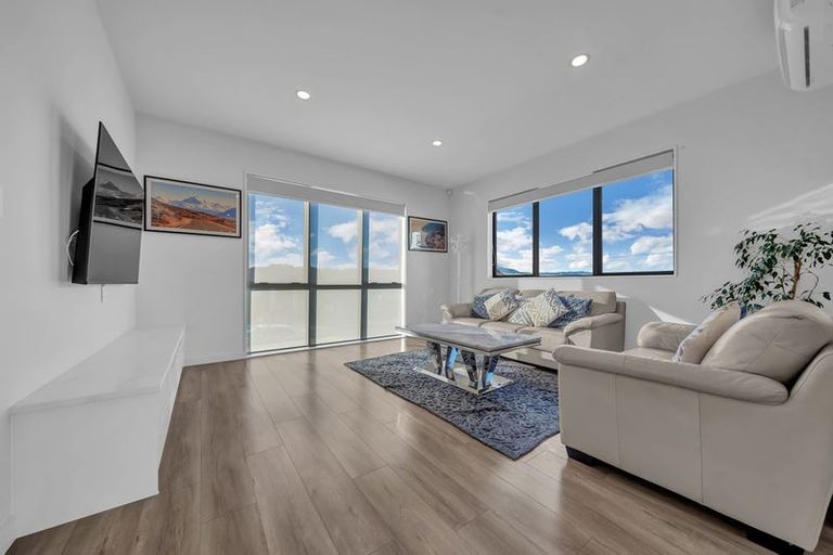 Photo of property in 13 James Elliot Way, Pokeno, 2402