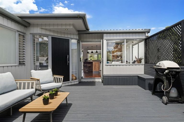 Photo of property in 9 Garmons Way, Castor Bay, Auckland, 0620