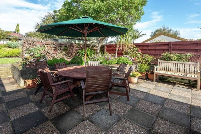 Photo of property in 21 Tupaki Place, Pakuranga Heights, Auckland, 2010