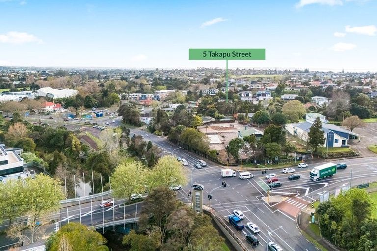 Photo of property in 5 Takapu Street, Henderson, Auckland, 0612