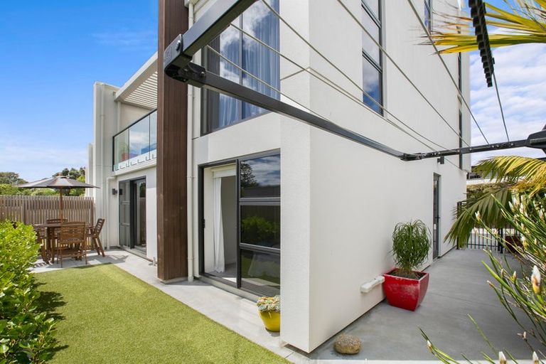 Photo of property in 2/11a Baring Terrace, Strandon, New Plymouth, 4312