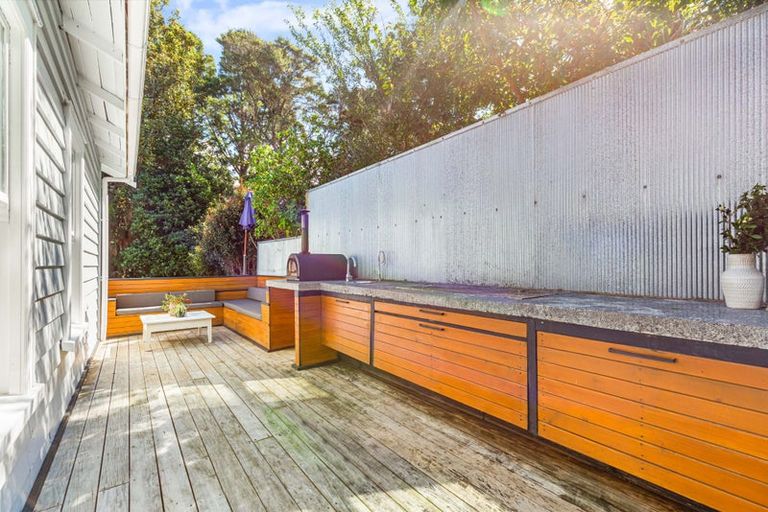 Photo of property in 88 Woodlands Park Road, Titirangi, Auckland, 0604