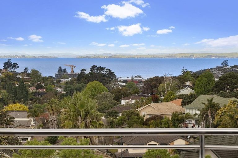 Photo of property in 11 Greenleaf Way, Northcross, Auckland, 0630