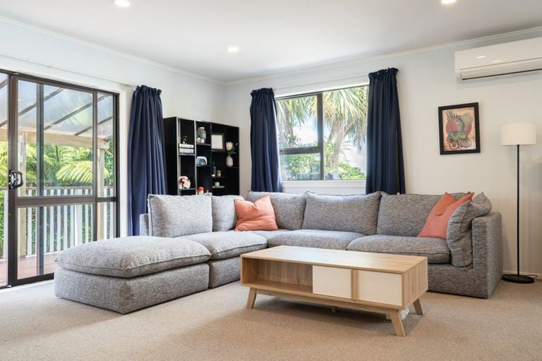 Photo of property in 31 Cheltenham Terrace, Newlands, Wellington, 6037