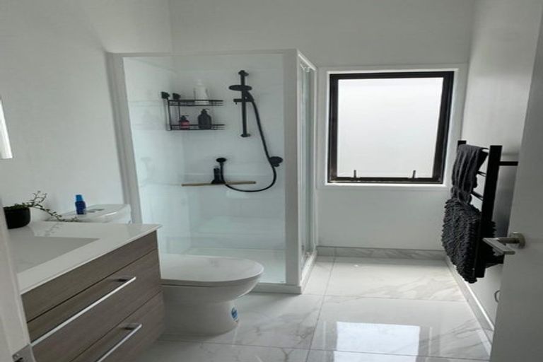 Photo of property in 1d Shamrock Lane, Te Atatu Peninsula, Auckland, 0610